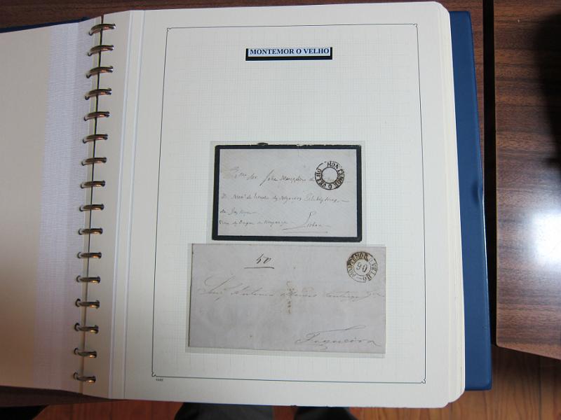 0019 (142).JPG -     Lote:    19      Marcofilia      Lotes Especiais       Descrição:         Portugal. Colecção especializada de carimbos de duplo círculo, tipo 1852, montada em 4 álbuns Lindner, com selos de diversas emissões e cartas, com estudo minucioso de cada marca. Lote a ver.         Lote       Valor Base:     &euro; 2.500,00     Valor Venda:     Retirado     